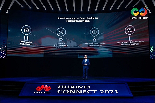 Chủ tịch luân phiên Eric Xu của Huawei phát biểu khai mạc sự kiện