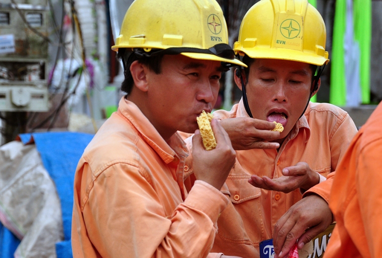 Thợ điện Thủ đô nỗ lực trong vùng ngập úng