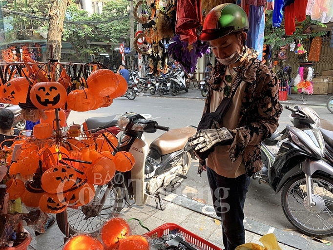 soi dong thi truong do choi halloween