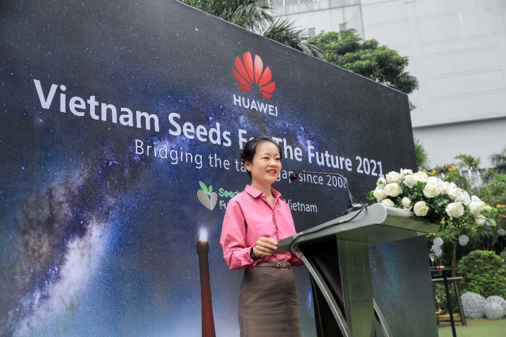 Bà Fiona Li – Phó Tổng Giám đốc phụ trách đối ngoại Huawei Việt Nam, phát biểu tại  lễ tổng kết chương trình Hạt giống cho tương lai 2021