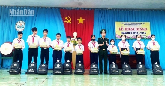bo doi bien phong ho tro 325 hoc sinh khu vuc bien gioi dip nam hoc moi
