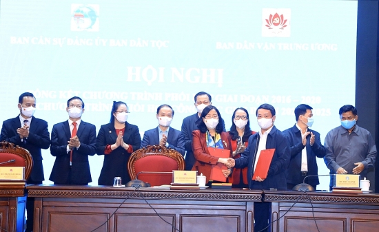 ban can su dang uy ban dan toc va ban dan van trung uong tang cuong cong tac phoi hop