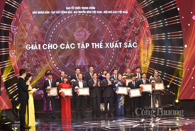 cac nha bao hay neu cao trach nhiem cua minh