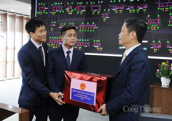 bo truong tran tuan anh chuc tet trung tam dieu do he thong dien quoc gia va tram 110 kv thong nhat