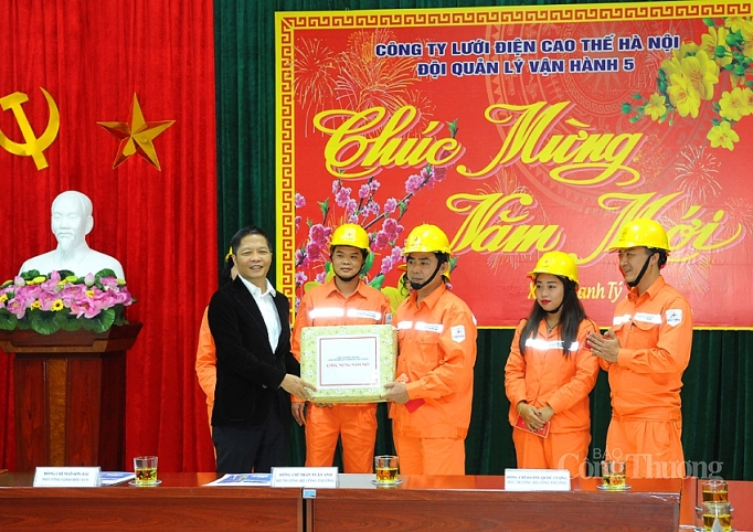 bo truong tran tuan anh chuc tet trung tam dieu do he thong dien quoc gia va tram 110 kv thong nhat