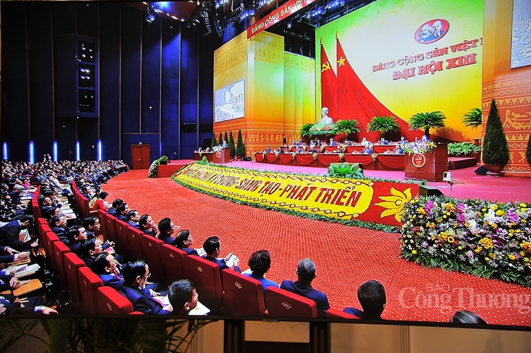 Đại biểu thảo luận sôi nổi tại Diễn đàn Đại hội Đảng