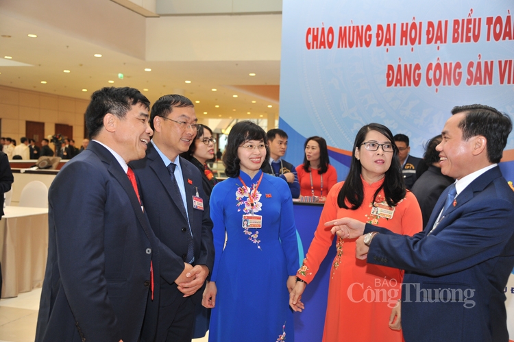 Đại biểu thảo luận sôi nổi tại Diễn đàn Đại hội Đảng