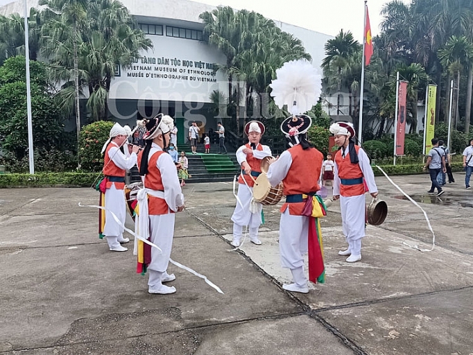 cung thuong thuc van hoa han quoc tai bao tang dan toc hoc