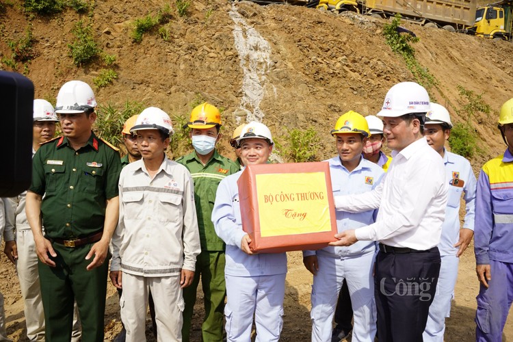 Bộ trưởng Nguyễn Hồng Diên làm việc về dự án Nhà máy Thủy điện Hòa Bình mở rộng