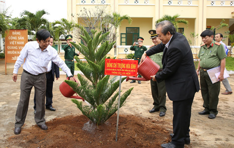 Luôn quan tâm đến địa bàn biên giới, vùng sâu, vùng xa