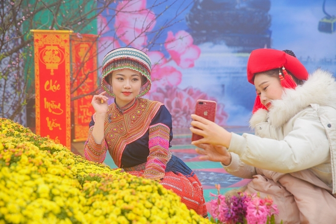 tung bung mua le hoi tren noc nha dong duong