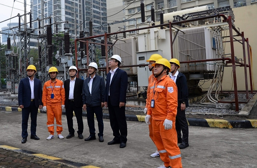 Chủ tịch Công đoàn EVN thăm hỏi động viên CBCNV trực vận hành cung cấp điện phục vụ Đại hội Đảng toàn quốc lần thứ XIII