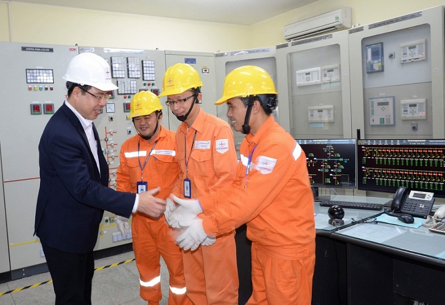 Chủ tịch Công đoàn EVN thăm hỏi động viên CBCNV trực vận hành cung cấp điện phục vụ Đại hội Đảng toàn quốc lần thứ XIII
