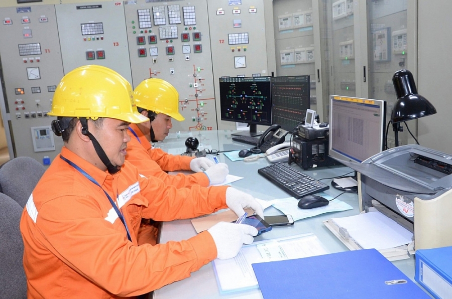 Chủ tịch Công đoàn EVN thăm hỏi động viên CBCNV trực vận hành cung cấp điện phục vụ Đại hội Đảng toàn quốc lần thứ XIII