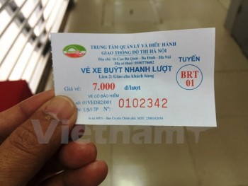 Buýt nhanh BRT đông khách đi trong ngày đầu bán vé chính thức