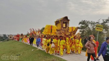 Xúc động nghi lễ rước dòng nước sông Hồng trong mát về Đền Trần Thái Bình