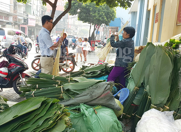 Sài Gòn nhộn nhịp chợ lá dong gói bánh Tết