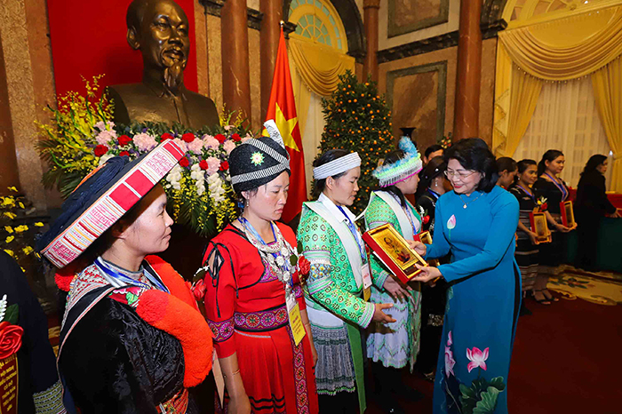 Quan tâm nhiều hơn đến cô đỡ thôn bản