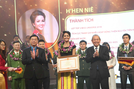 vinh danh 10 guong mat tre viet nam tieu bieu nam 2018