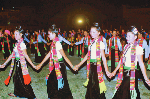 trinh unesco ho so nghe thuan xoe thai va nghe thuat lam gom cua nguoi cham