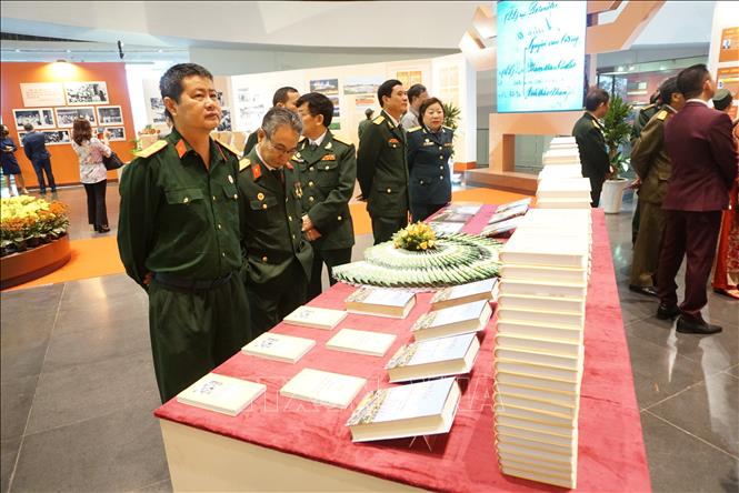 trien lam ha noi niem tin va khat vong vuon cao