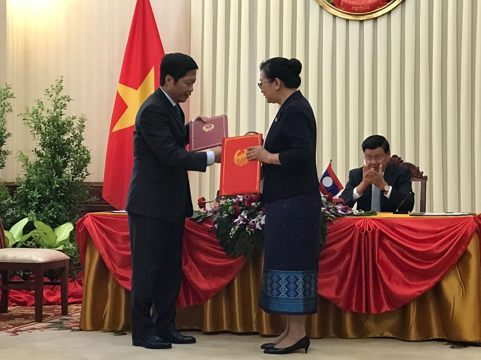 Bộ Công Thương Việt Nam ký kết nhiều văn kiện quan trọng cùng Bộ Công Thương Lào