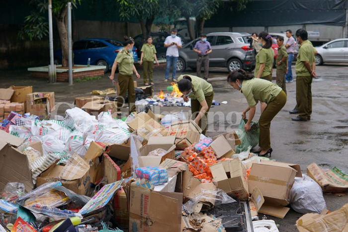 Nghệ An tiêu hủy lô hàng nhập lậu, kém chất lượng trị giá hơn 1 tỷ đồng