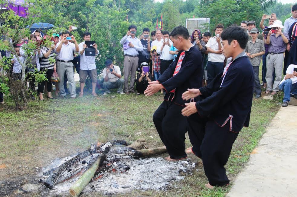 Độc đáo lễ hội nhảy lửa của người Dao