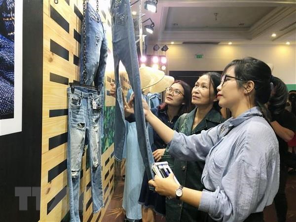 khai mac trien lam quoc te ve vai may mac phu kien denimsandjeans