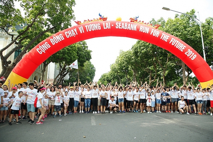 gan 2300 nguoi tham gia giai chay cong dong gay quy hoc bong cho tre em ngheo hieu hoc tai ha noi