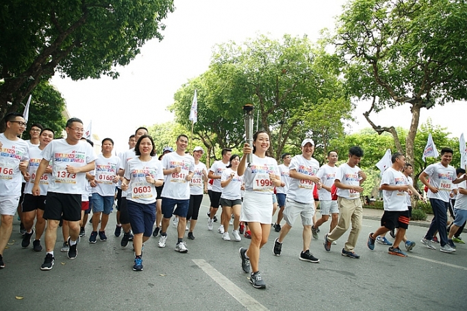 gan 2300 nguoi tham gia giai chay cong dong gay quy hoc bong cho tre em ngheo hieu hoc tai ha noi
