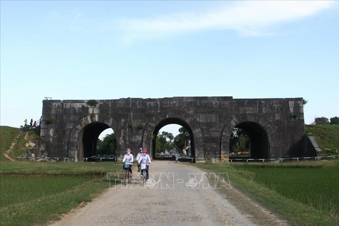 tu 106 giam gia ve tham quan di san thanh nha ho de kich cau du lich