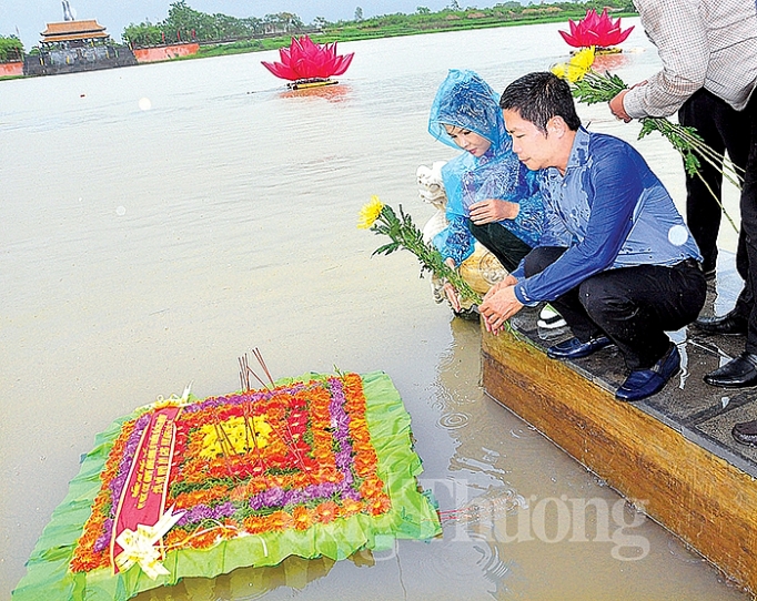 chieu mua quang tri va sac hoa tren dong thach han