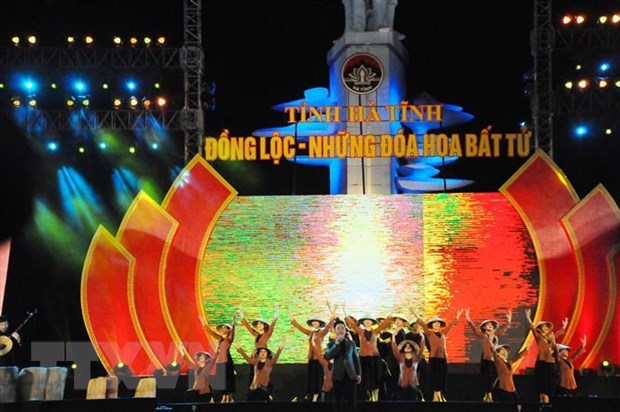 dong loc nhung doa hoa bat tu tri an 10 nu thanh nien xung phong