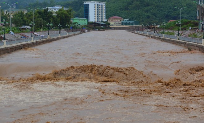 Cảnh bão lũ quét và sạt lở đất vùng núi phía Bắc