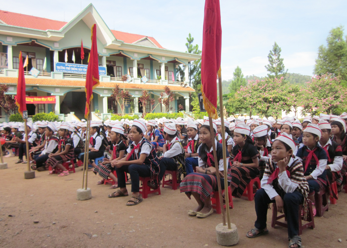 Khẩn trương khắc phục hậu quả sau lũ, khai giảng đúng hẹn