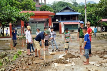 Khẩn trương khắc phục hậu quả sau lũ, khai giảng đúng hẹn