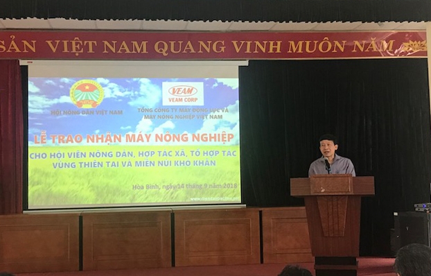 veam trao tang 186 may nong nghiep cho nong dan vung lu