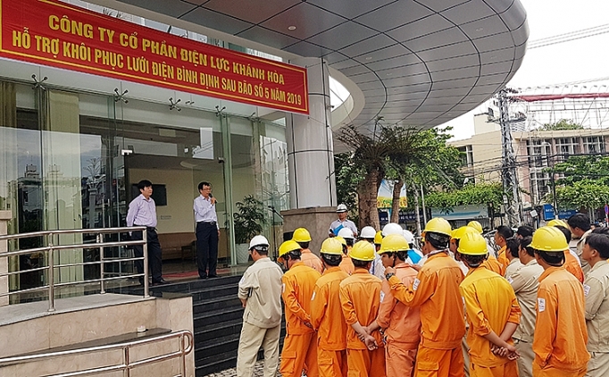 dien luc khanh hoa ra quan ho tro ung cuu khoi phuc luoi dien binh dinh sau bao so 5