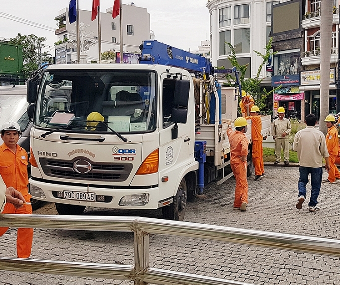 dien luc khanh hoa ra quan ho tro ung cuu khoi phuc luoi dien binh dinh sau bao so 5