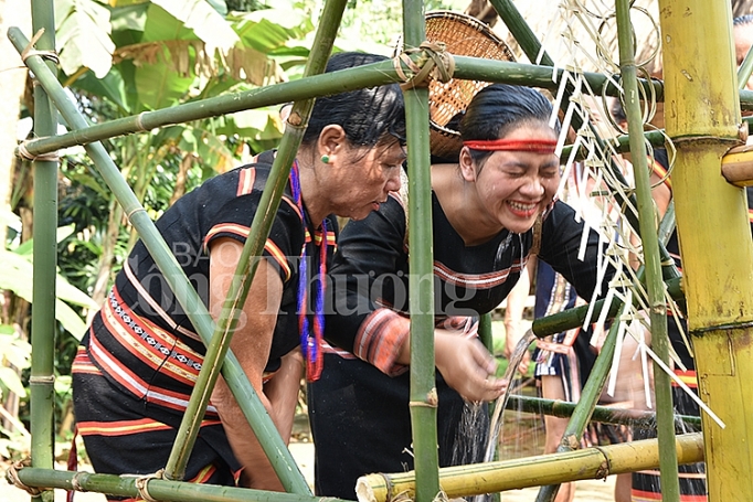 le cung mang nuoc dan toc xo dang gan ket tinh doan ket cong dong