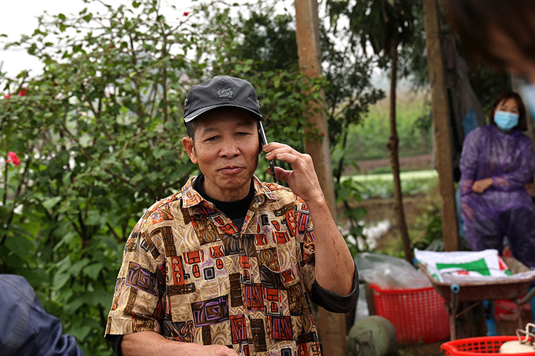 Giá cá chép đỏ tăng gấp đôi, người dân làng Thủy Trầm phấn khởi Chú thích ảnh
