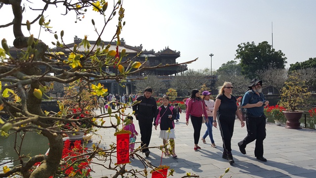 Chính nhờ sự trang trí đẹp tại các điểm di tích đã làm cho du khách thích thú tới thăm Huế không những dịp Tết mà trọn các ngày trong năm