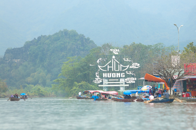 Hàng ngàn du khách trẩy hội chùa Hương - Ảnh 5.