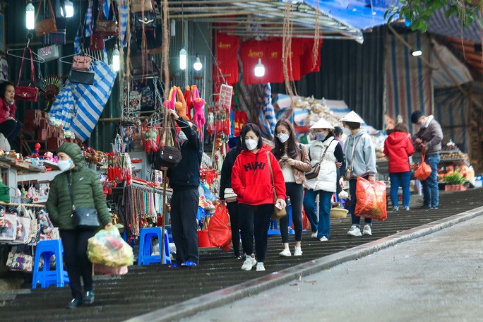 Hàng ngàn du khách trẩy hội chùa Hương - Ảnh 10.