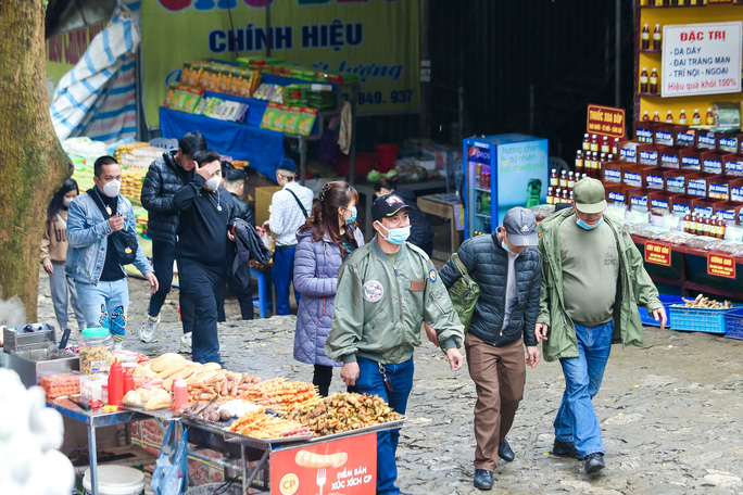 Hàng ngàn du khách trẩy hội chùa Hương - Ảnh 13.