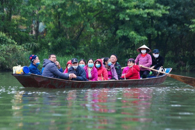 Hàng ngàn du khách trẩy hội chùa Hương - Ảnh 7.