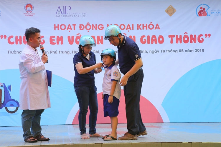 Nhắc nhở học sinh về tầm quan trọng của việc đội mũ bảo hiểm đạt chuẩn