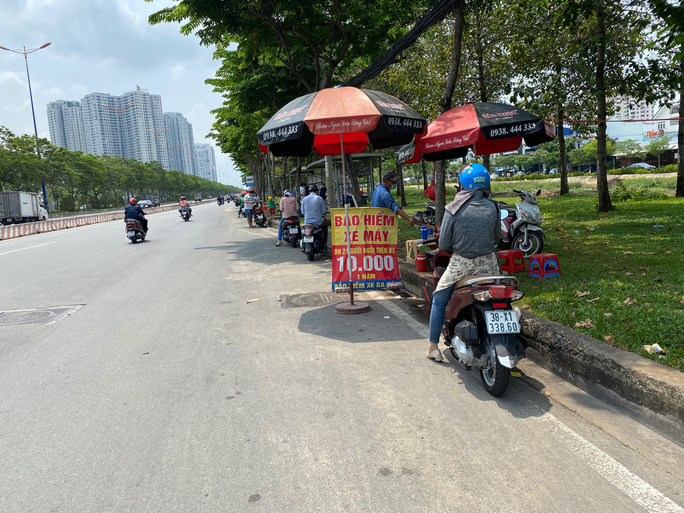 nhieu nguoi nhao nhao tim mua bao hiem xe may diem ban tren le duong moc len nhu nam