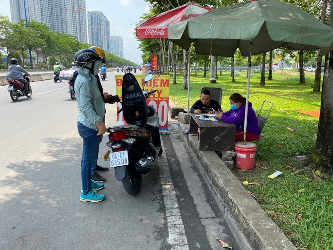 nhieu nguoi nhao nhao tim mua bao hiem xe may diem ban tren le duong moc len nhu nam